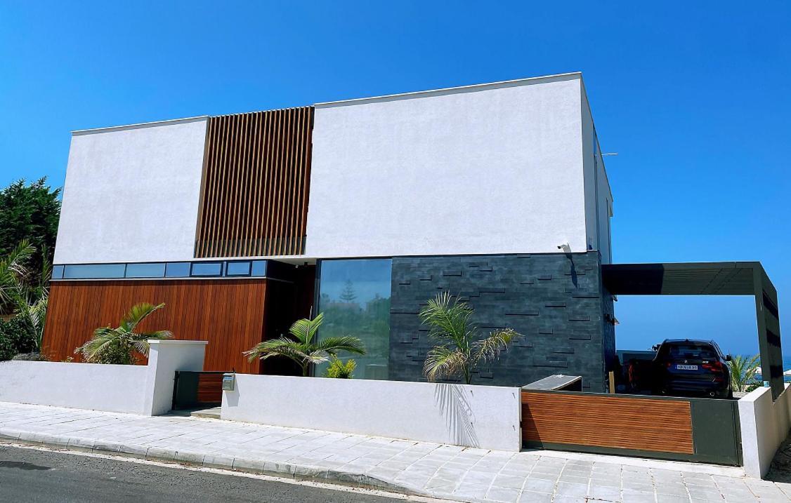 Faros Beach Front Residences No.1,