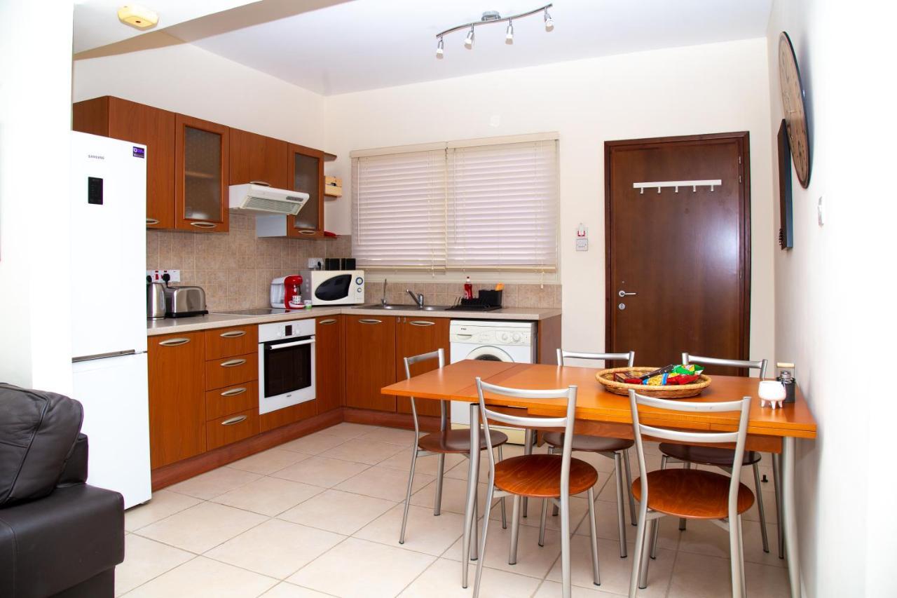 2 Bedroom Cates Top Floor Peaceful With Pool! Apartment