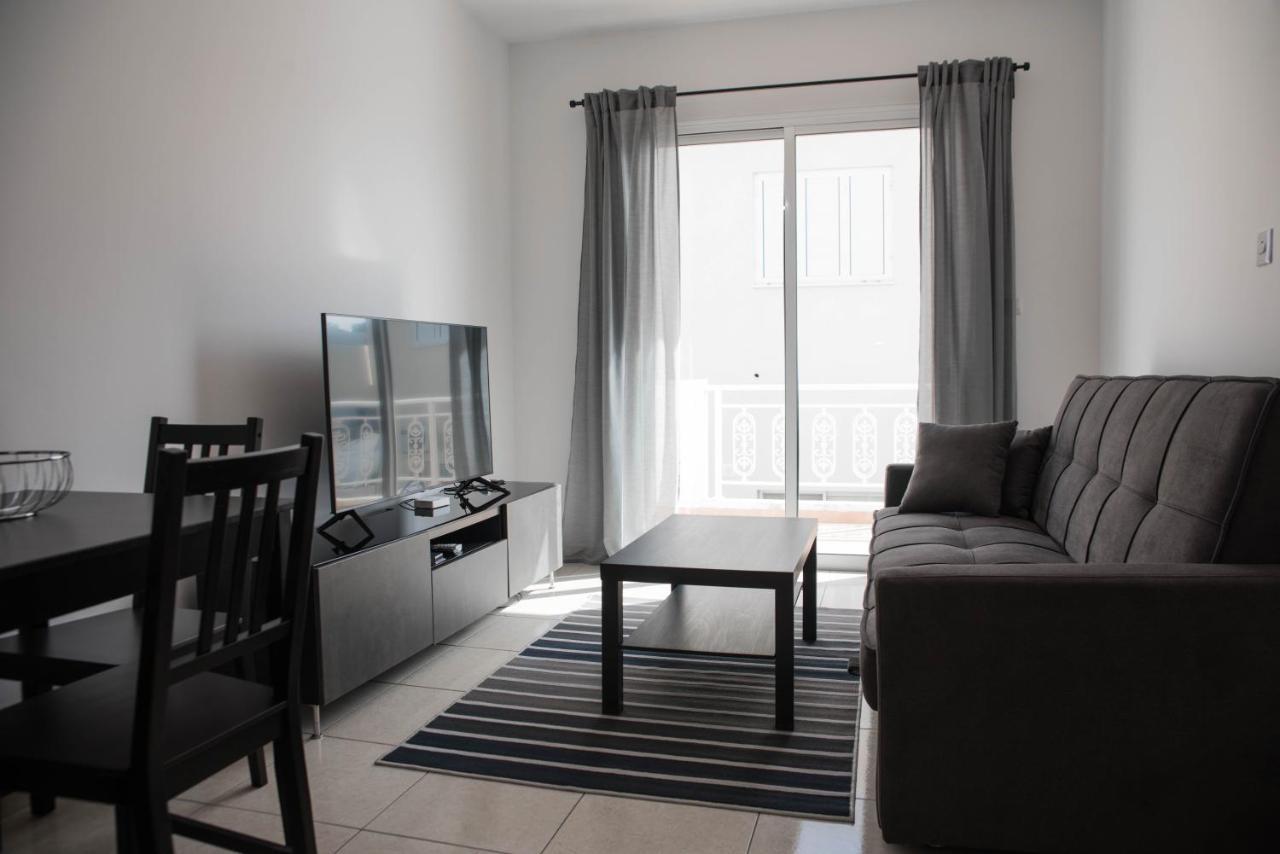 Renovated One Bedroom In With Pool