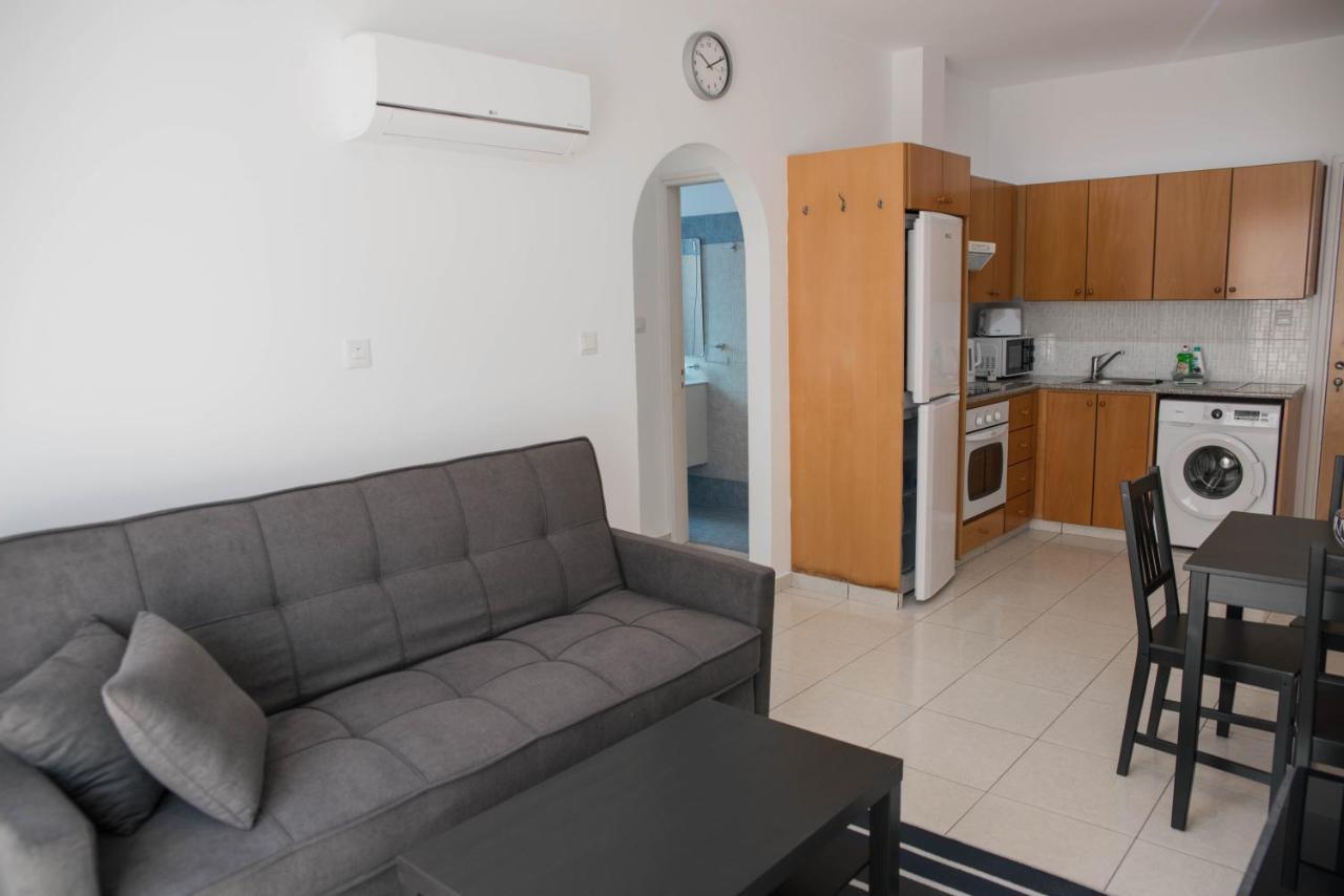 Renovated One Bedroom In With Pool Apartment *