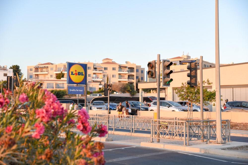 Beautiful Near The Sea And A Large Private Garden Apartment Paphos