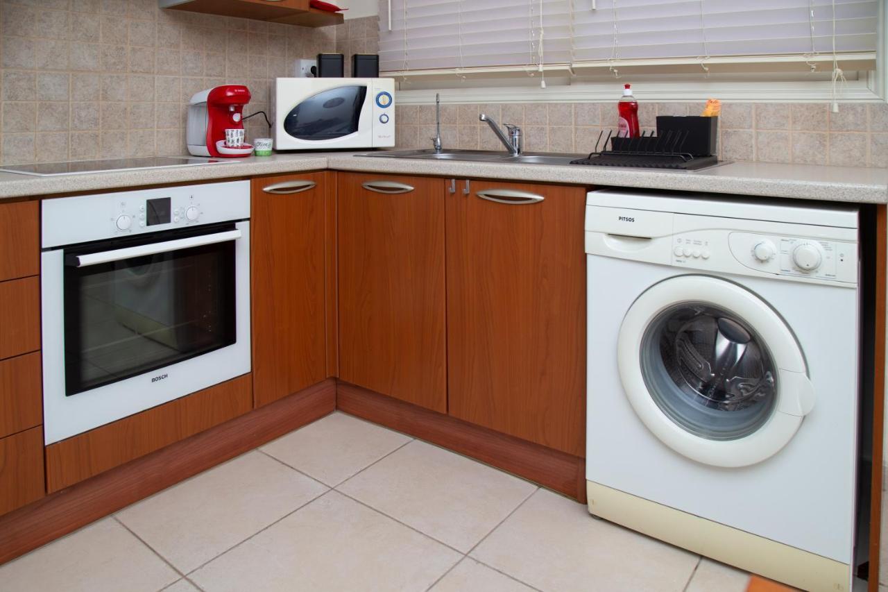 2 Bedroom Cates Top Floor Peaceful With Pool! Apartment Paphos