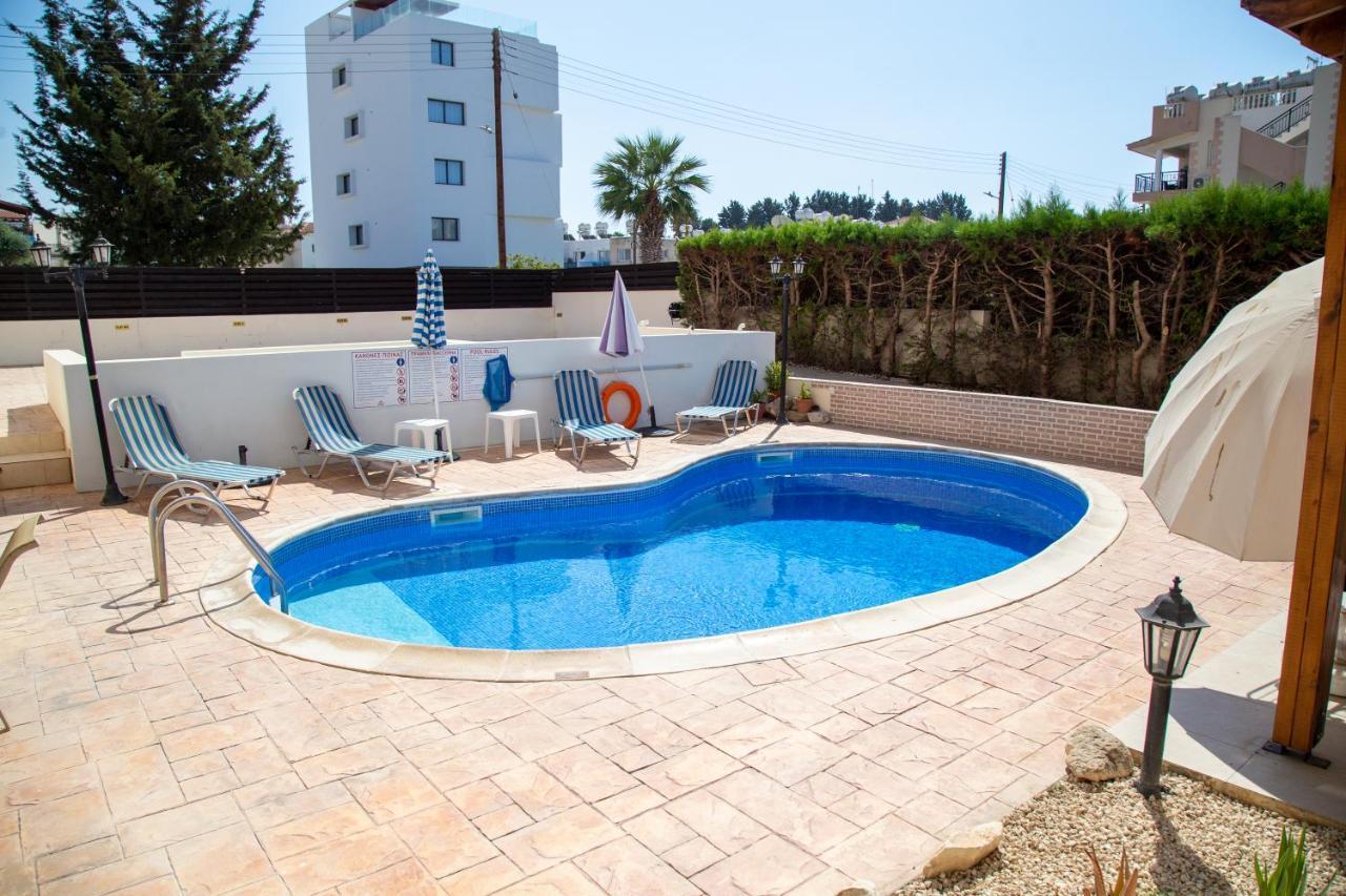 2 Bedroom Cates Top Floor Peaceful With Pool! *