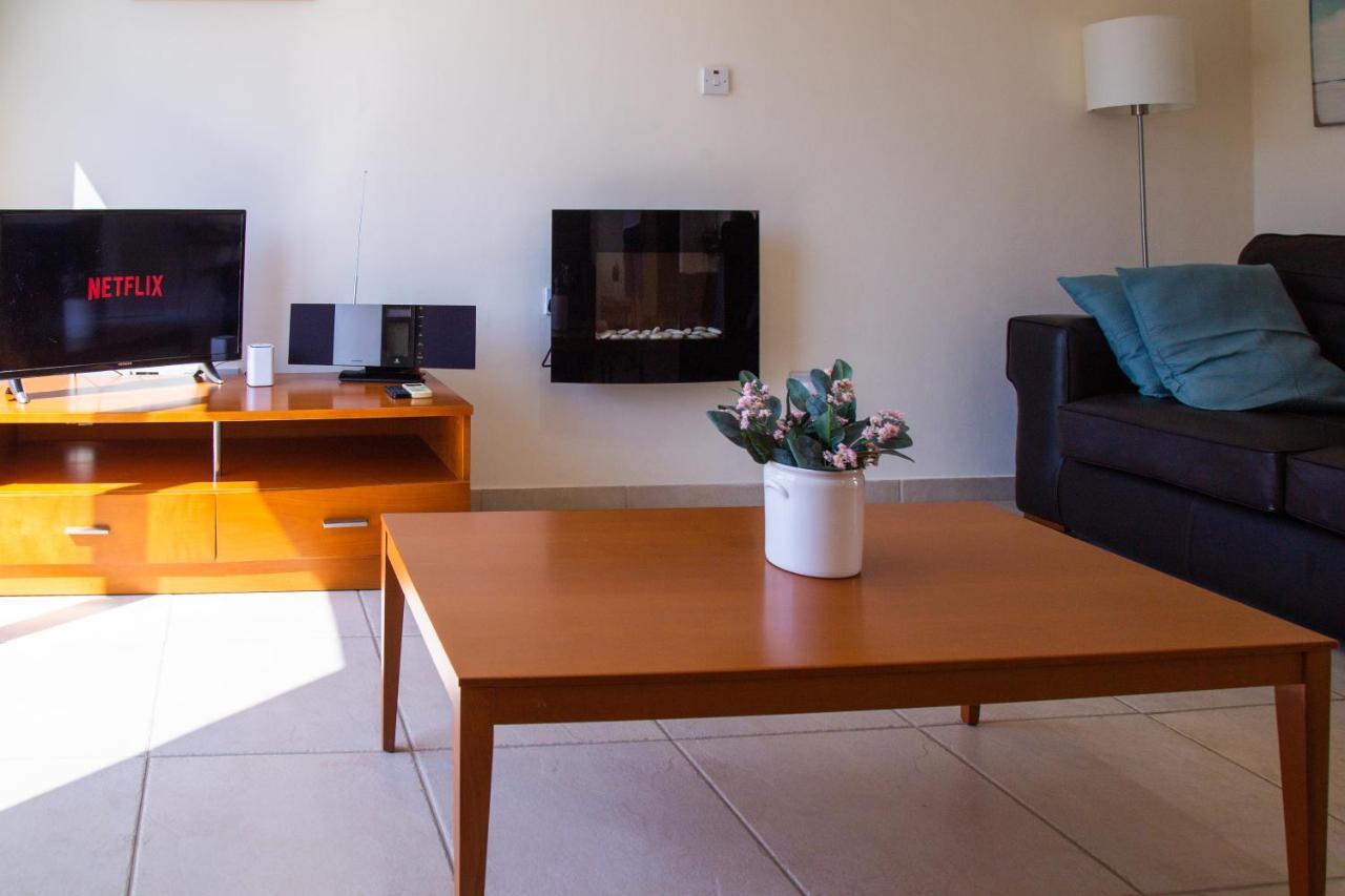 2 Bedroom Cates Top Floor Peaceful With Pool! Apartment Paphos