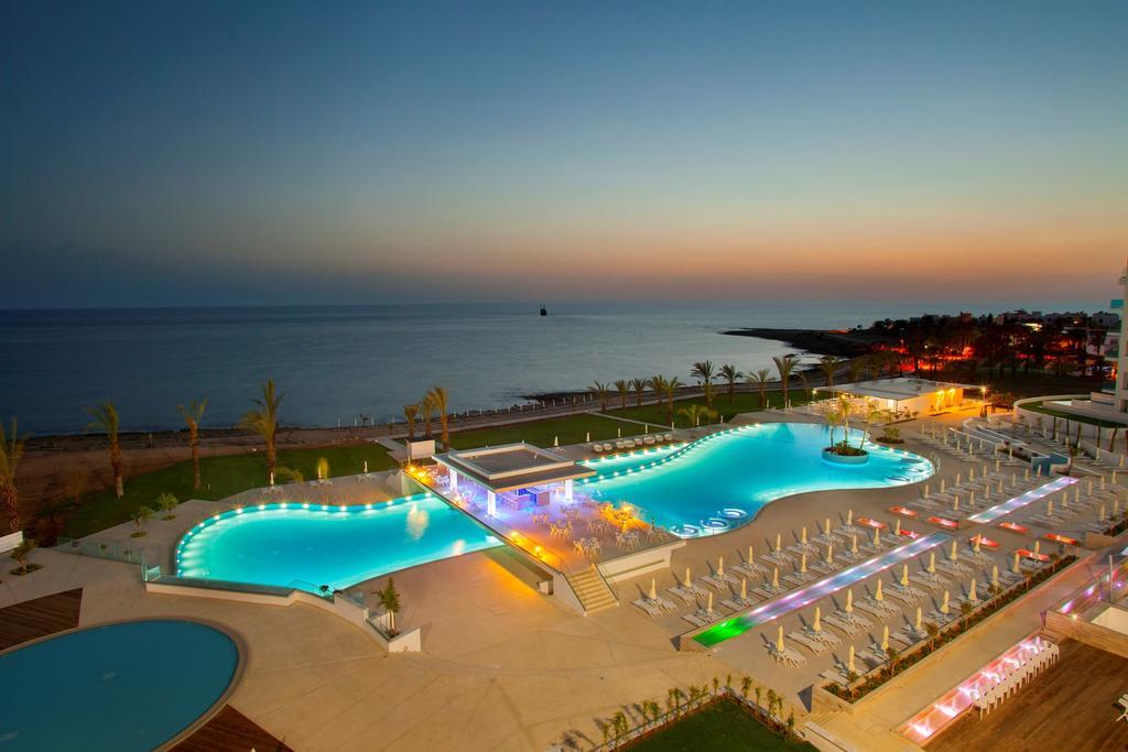 Resort King Evelthon Beach &