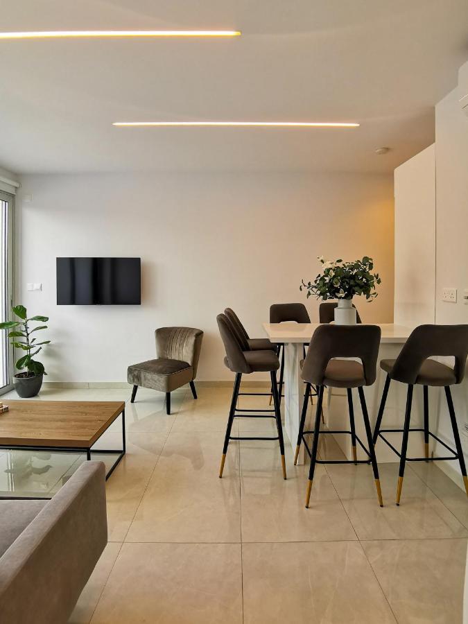 Apartment Phaedrus Living