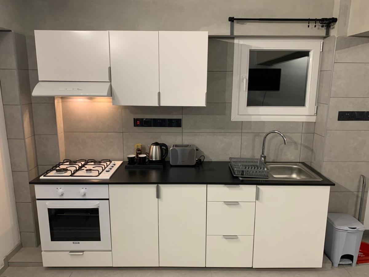 Black & White By Emmelia Group *