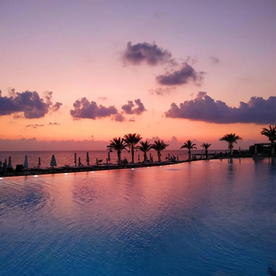 Resort King Evelthon Beach &