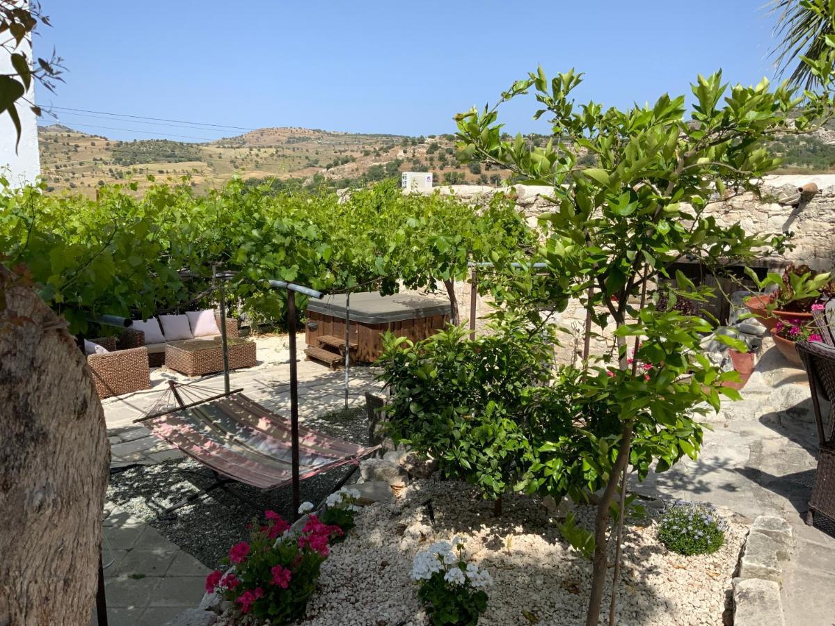 Georgios Retreat. Quaint Stone House. Ferienhaus Paphos