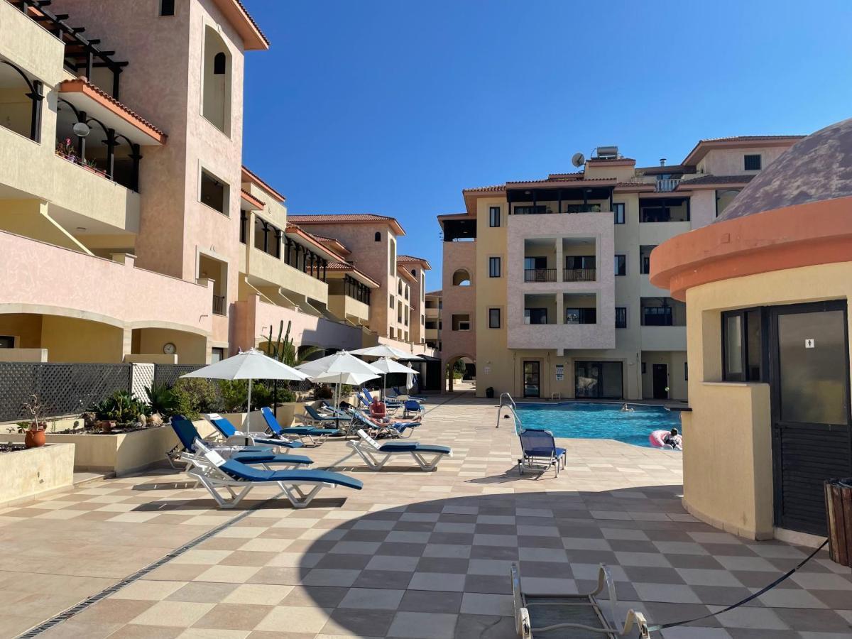 Apartment Pool Side 2 Bedroom Queens Gardens Complex *