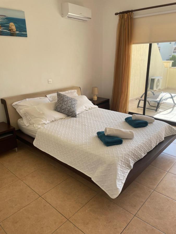 Pool Side 2 Bedroom Queens Gardens Complex Apartment