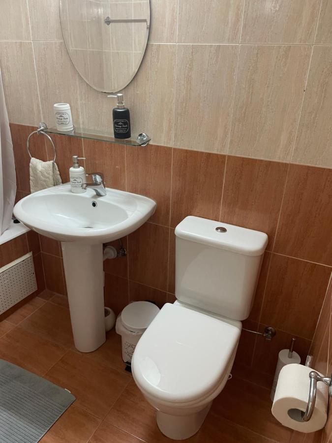 Pool Side 2 Bedroom Queens Gardens Complex Apartment *