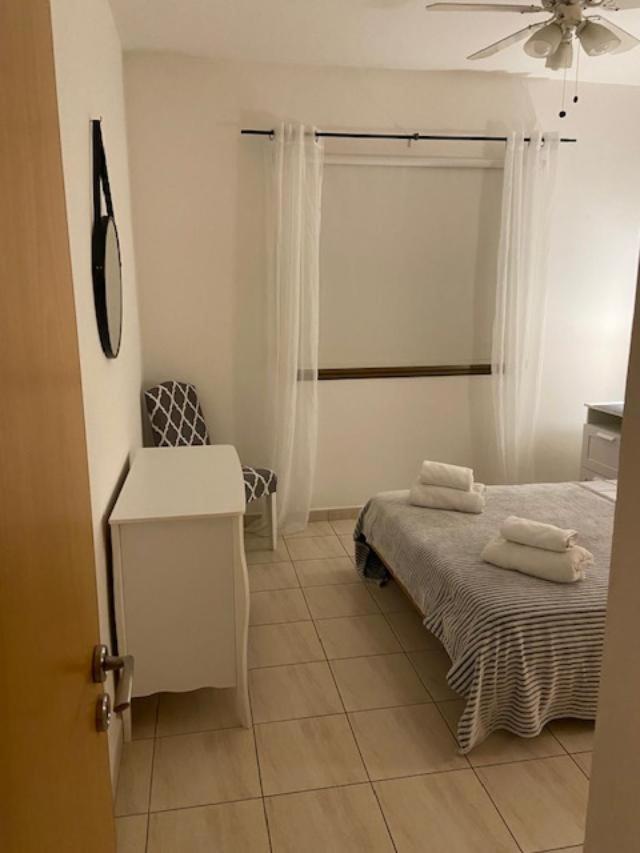 1 Bedroom Garden Flat, Sleeps 4 *