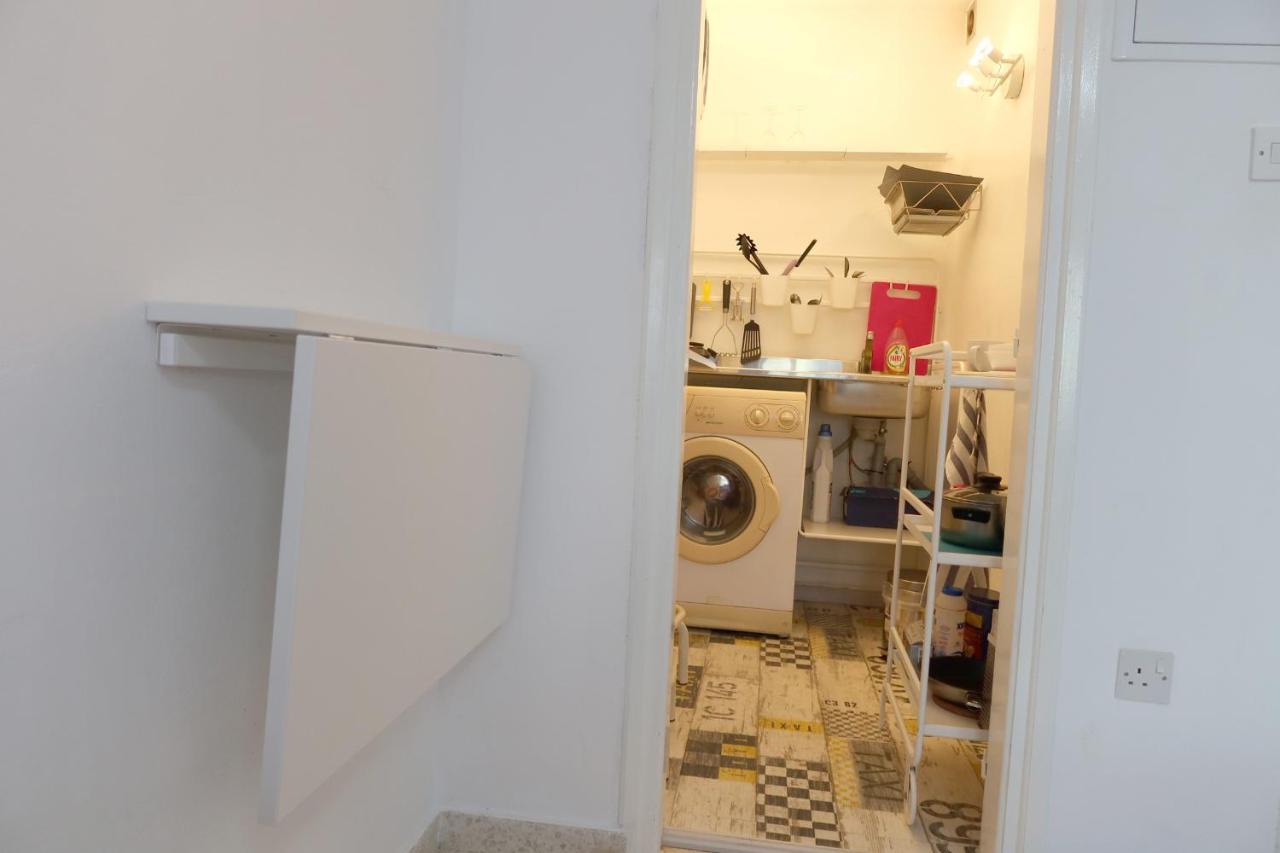 Simple Studio, Chloraka Apartment *