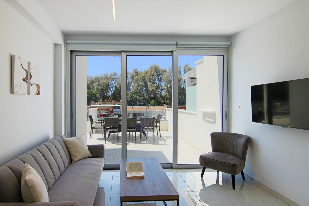 Apartment Phaedrus Living