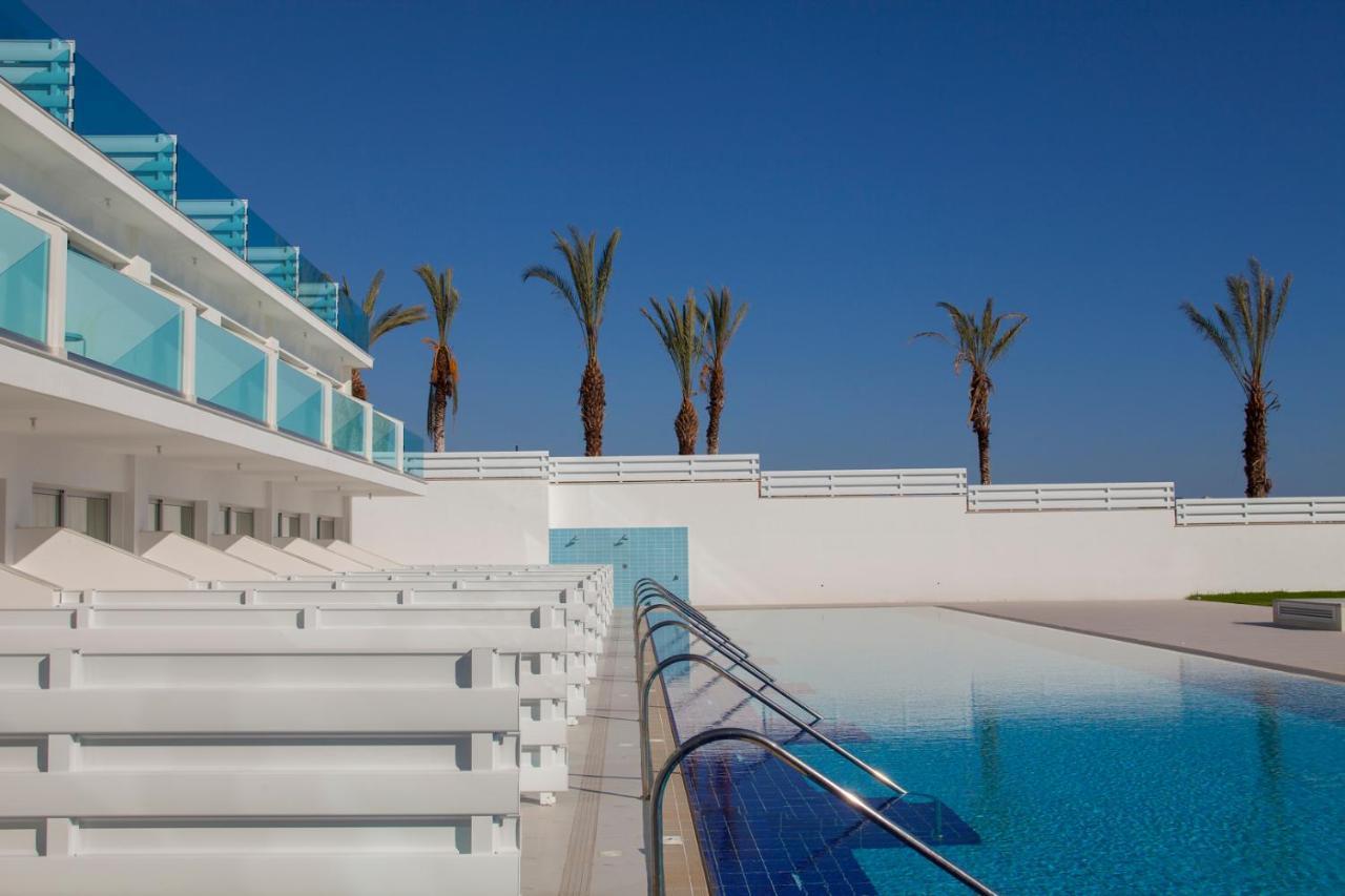 Resort King Evelthon Beach &