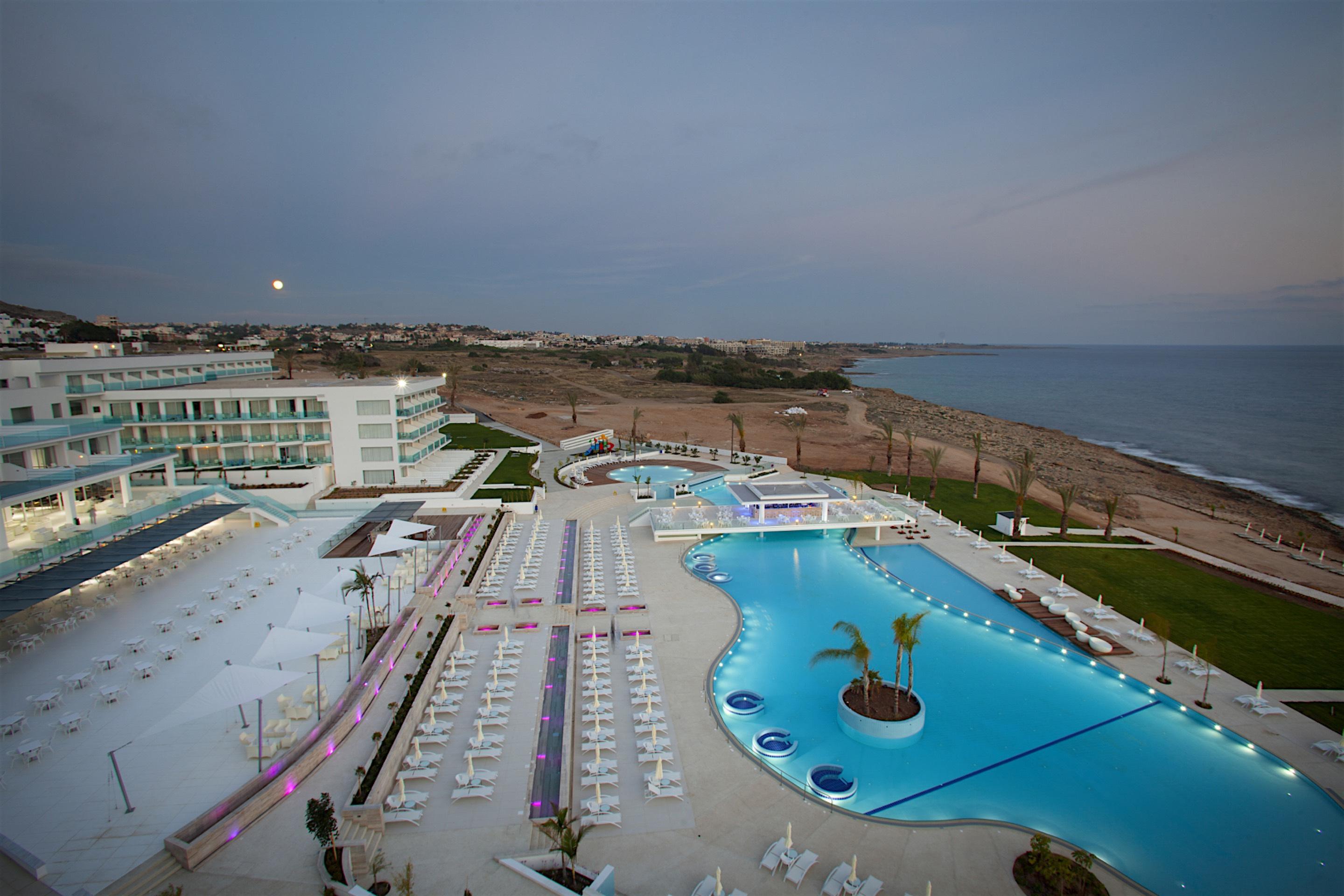 Resort King Evelthon Beach &