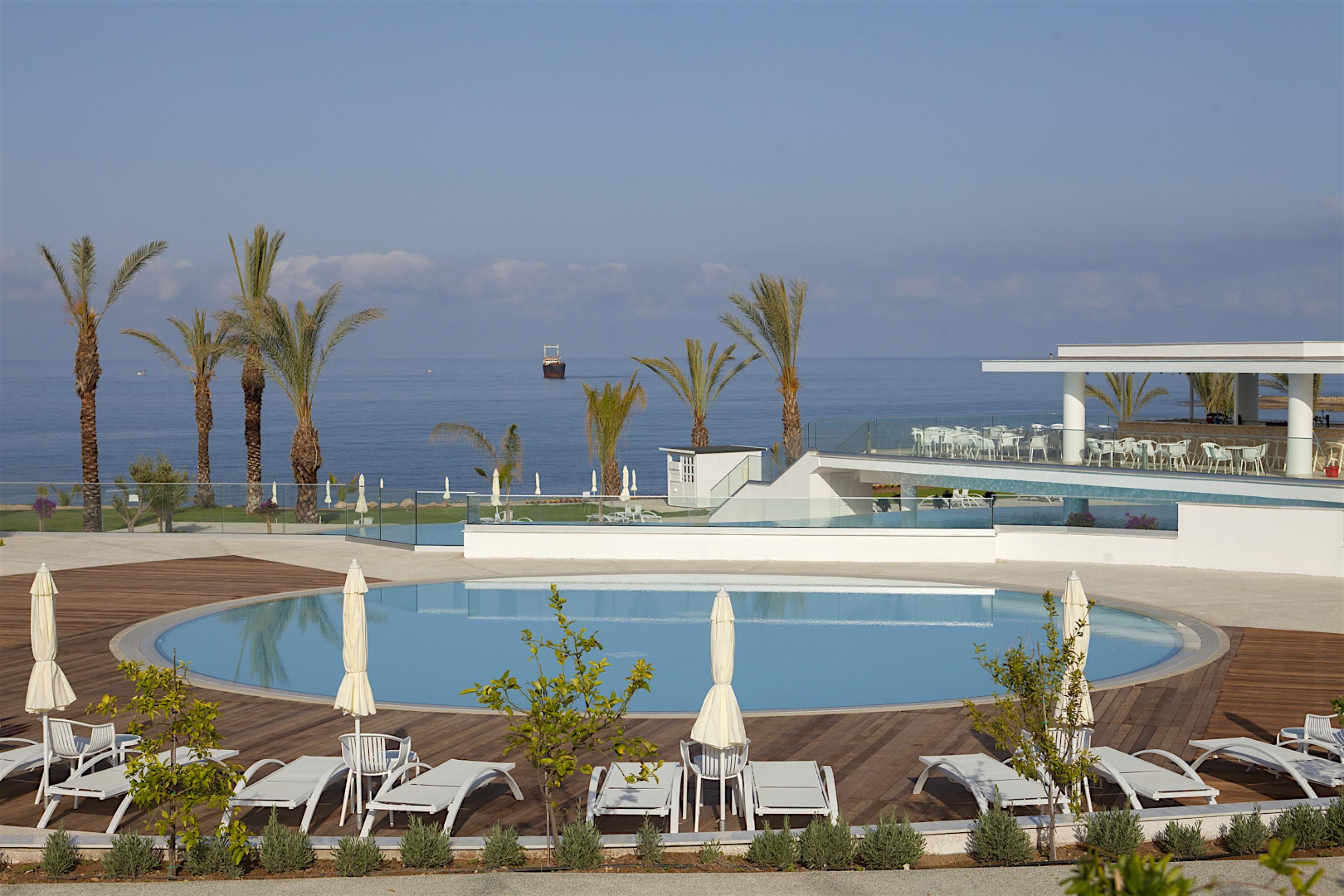 Resort King Evelthon Beach &