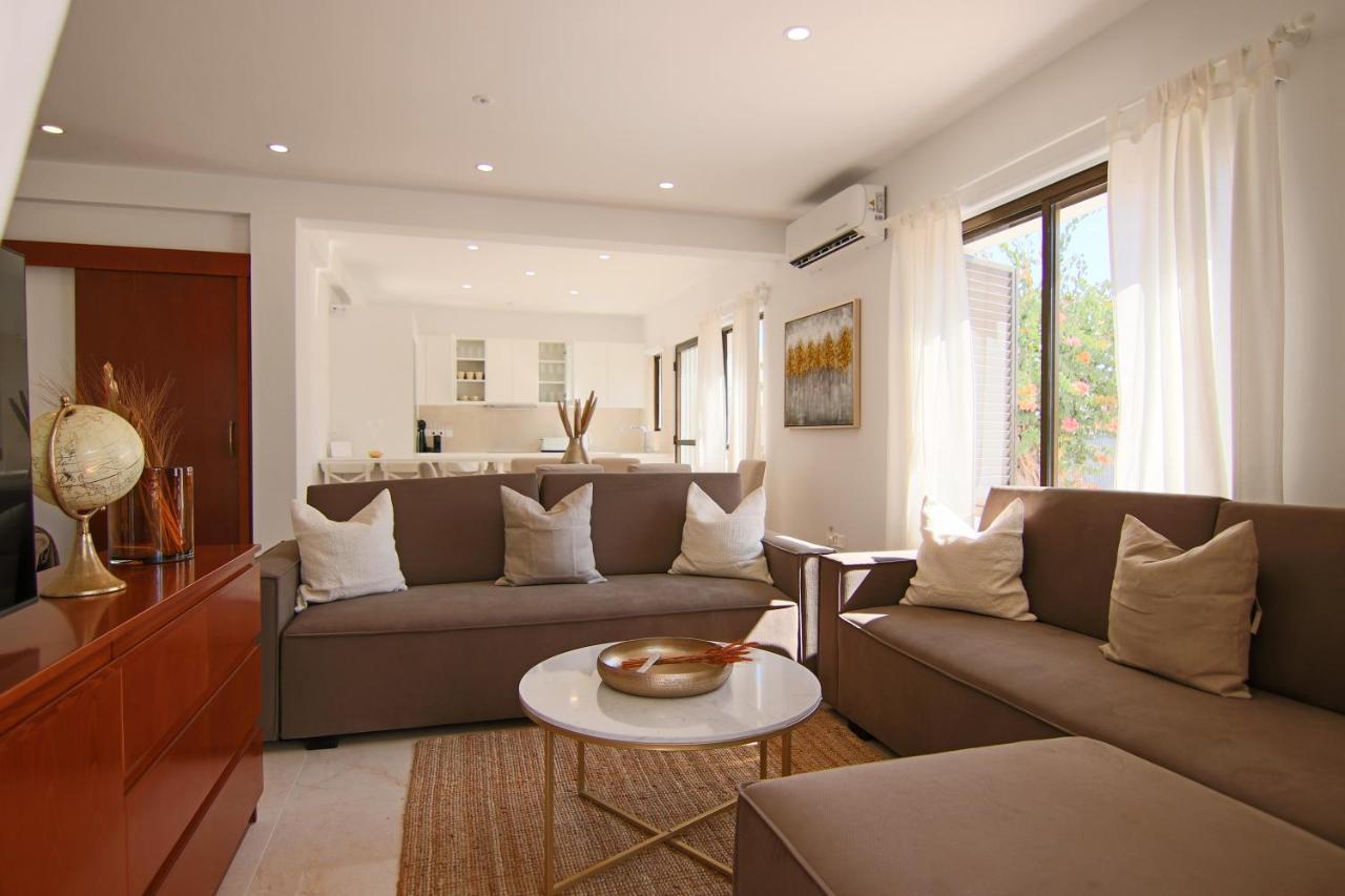 Phaedrus Living: View Luxury Flat Androcleous