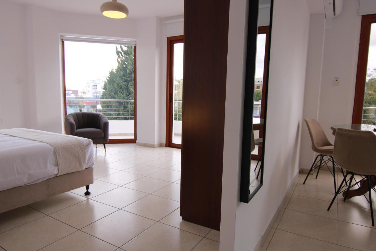Phaedrus Living: Flat 102 Apartment *
