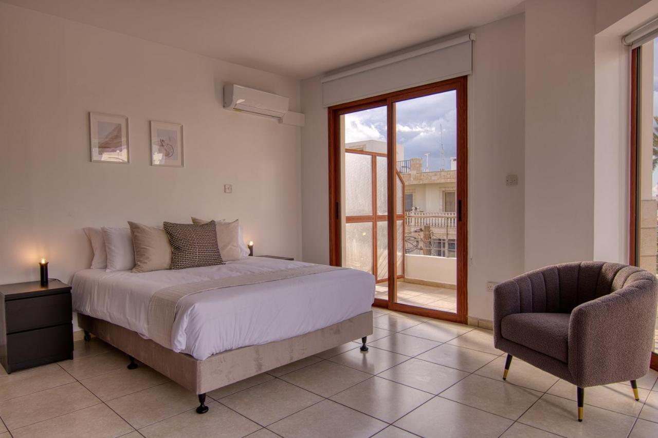 Phaedrus Living: Flat 102 Apartment *