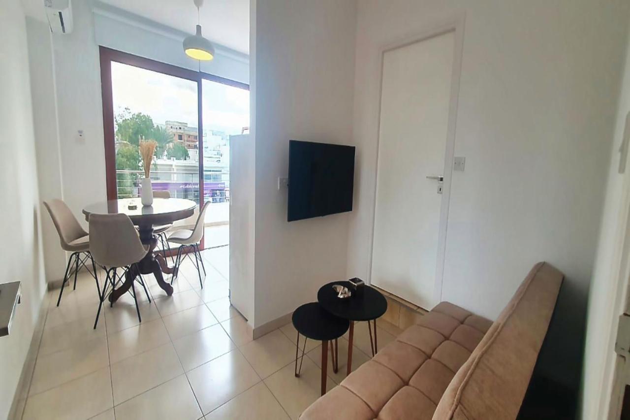 Apartment Phaedrus Living: Flat 102 *