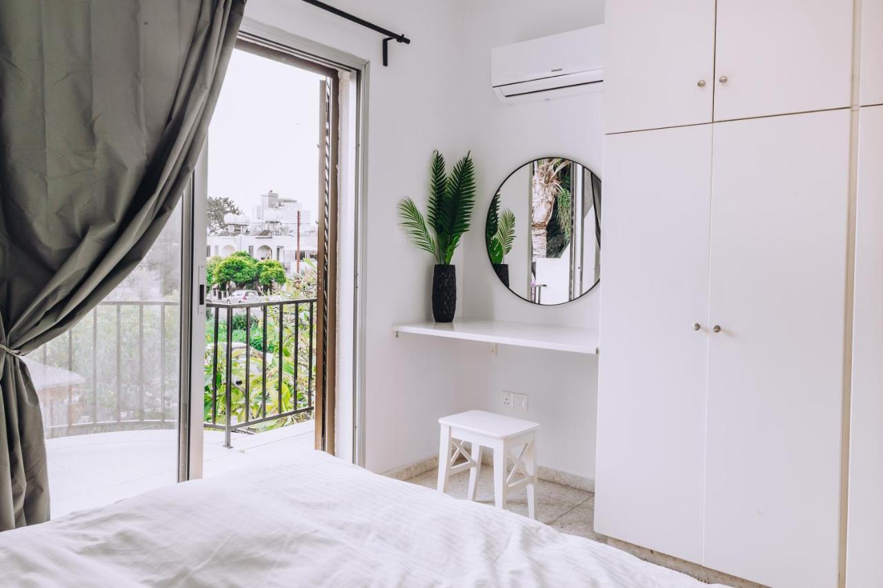 Minimal Townhouse Center