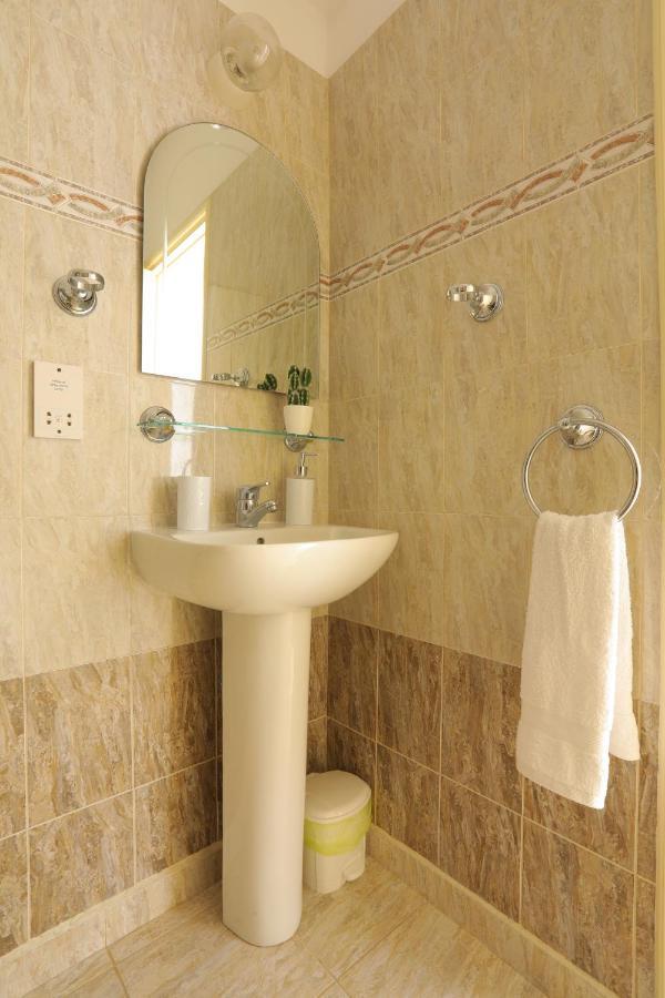 Stylish Holiday - Large Pool - Close To Beach Apartment Paphos