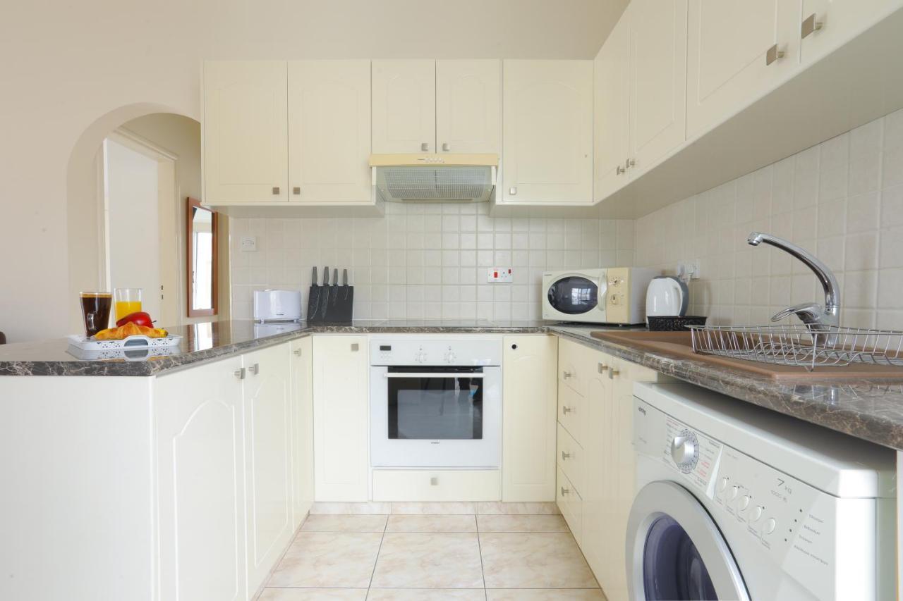 Stylish Holiday - Large Pool - Close To Beach