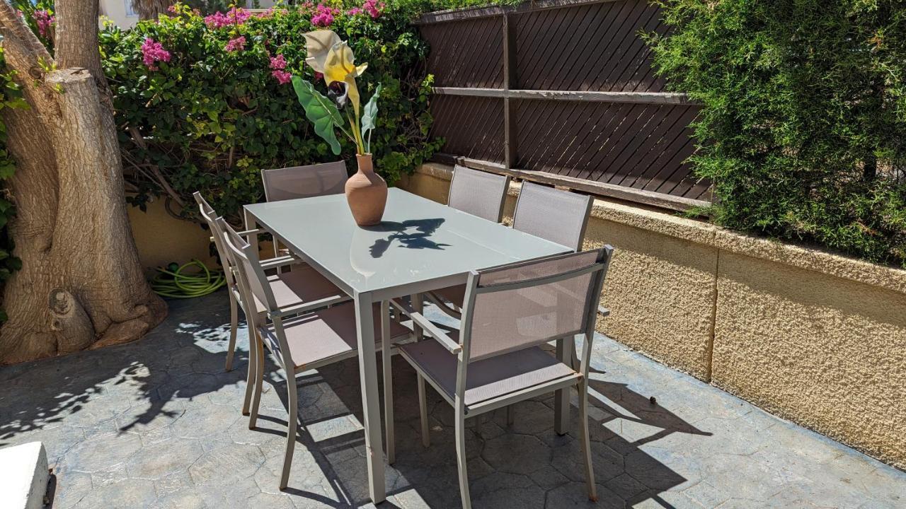 Stylish Garden At Harbour Apartment *