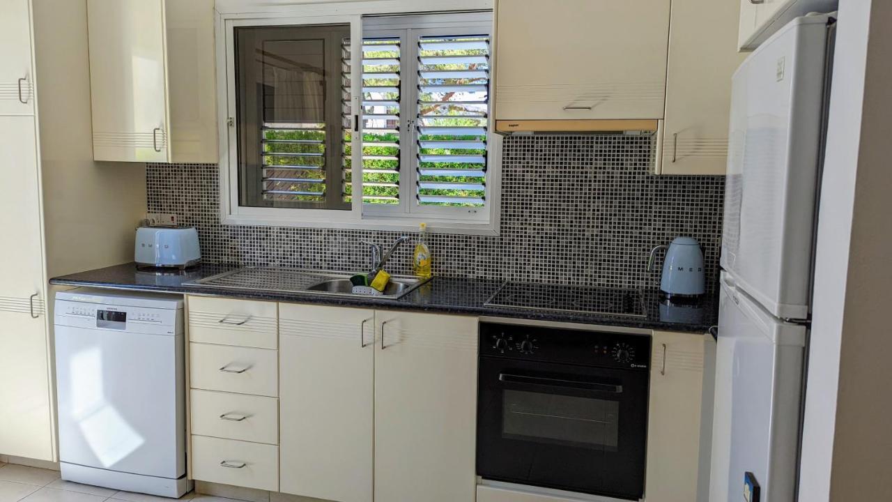 Stylish Garden At Harbour Apartment Paphos