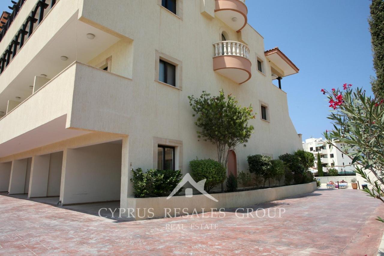 Pool Side 2 Bedroom Queens Gardens Complex Apartment