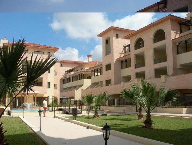 Pool Side 2 Bedroom Queens Gardens Complex *