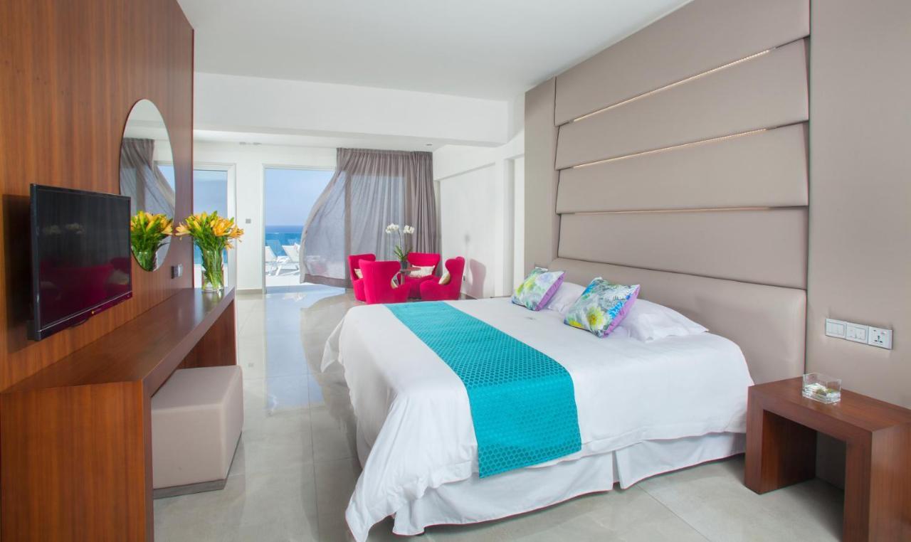 Resort King Evelthon Beach &