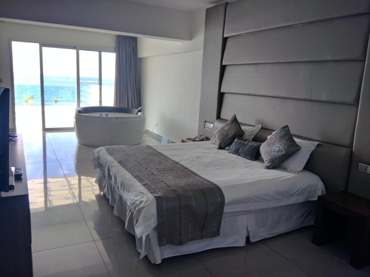 Resort King Evelthon Beach &