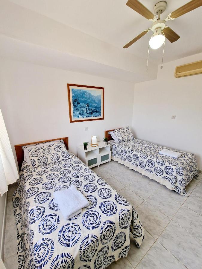 Emma's Place, 2 Bedroom With Pool View Apartment *