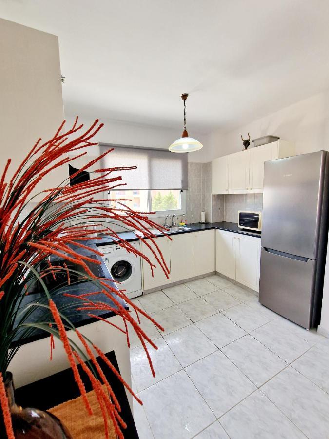 Emma's Place, 2 Bedroom With Pool View Apartment *