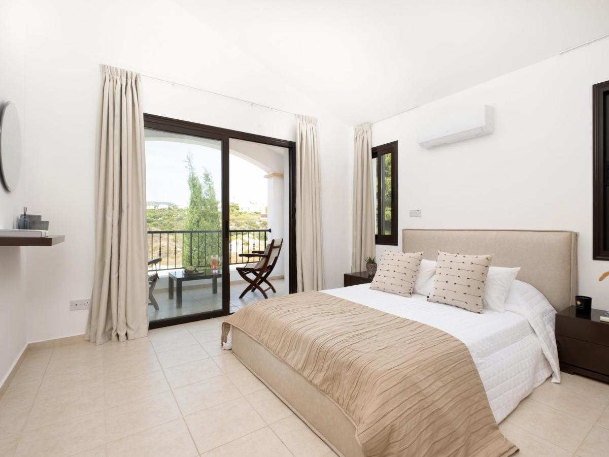 Villa Sunny Paradise Luxury With Pool & Hot Tub Paphos