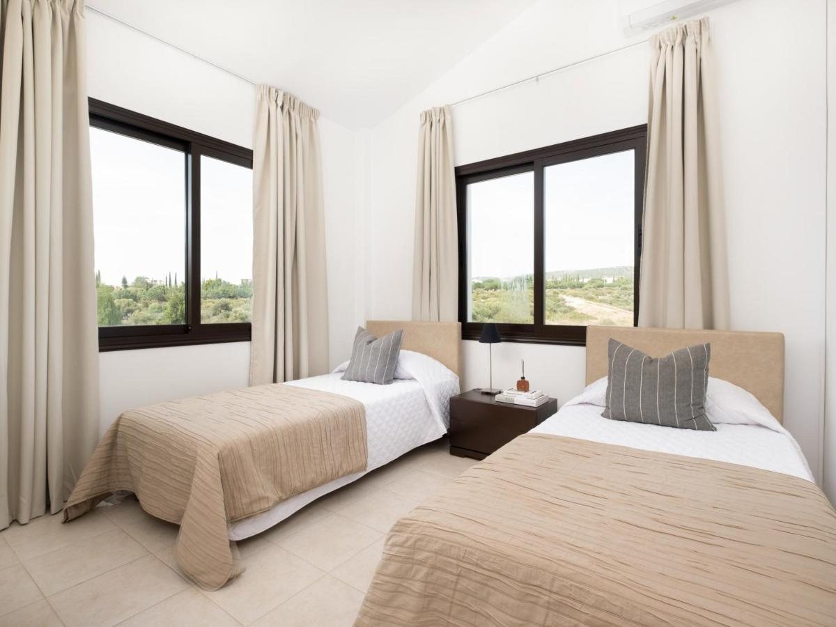 Sunny Paradise Luxury With Pool & Hot Tub Villa