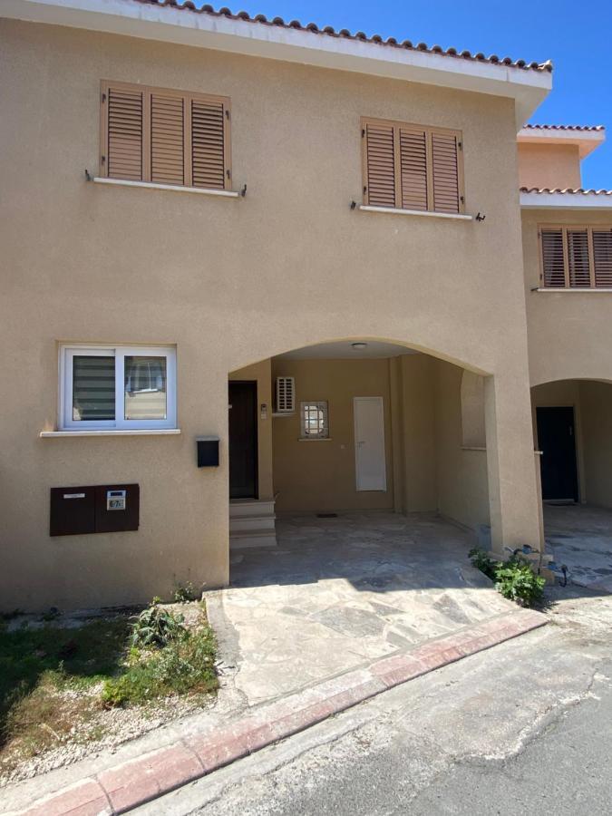 Corner Townhouse In Regina Gardens, Apartment *