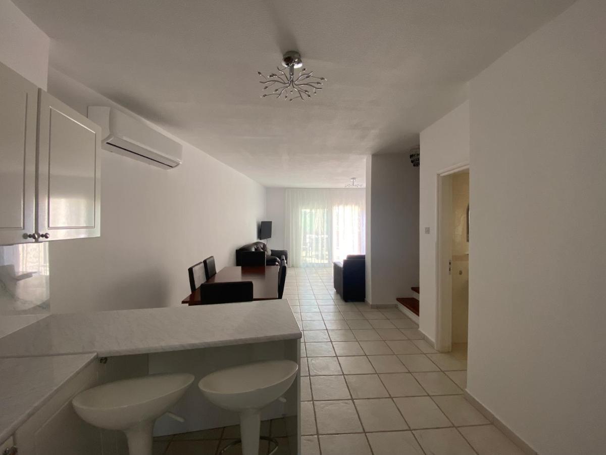 Corner Townhouse In Regina Gardens, Apartment *