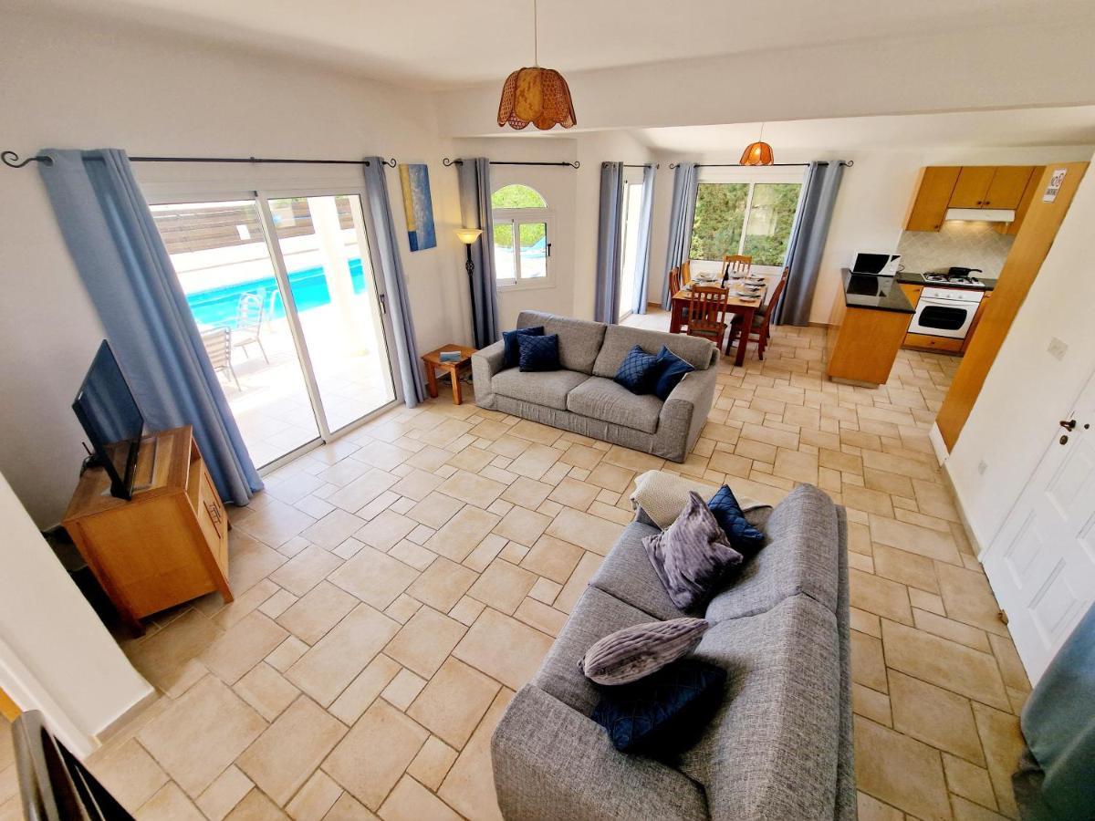 3 Bedroom Villa, Close To Coral Bay Strip And The Villa