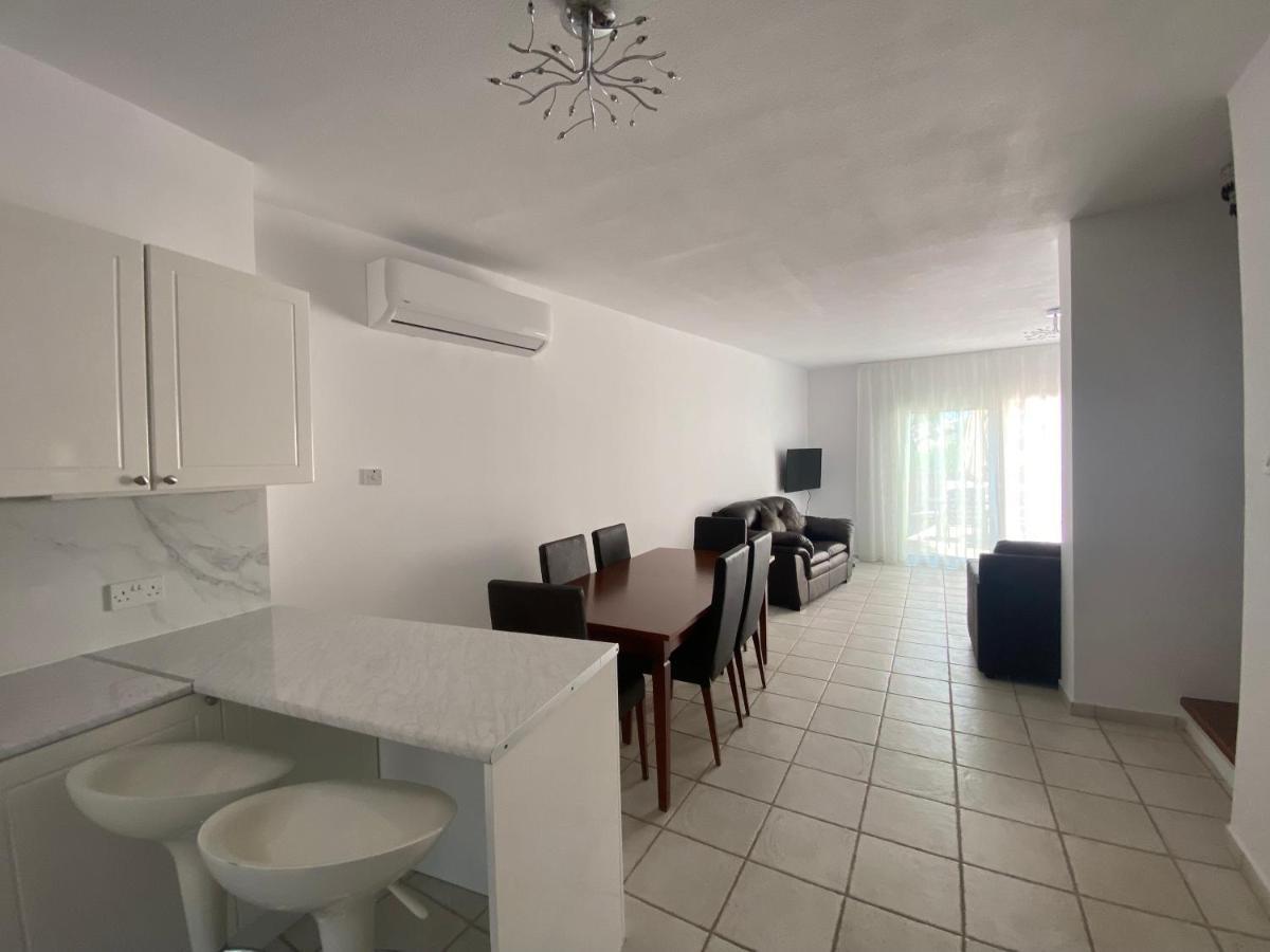 Corner Townhouse In Regina Gardens, Apartment *