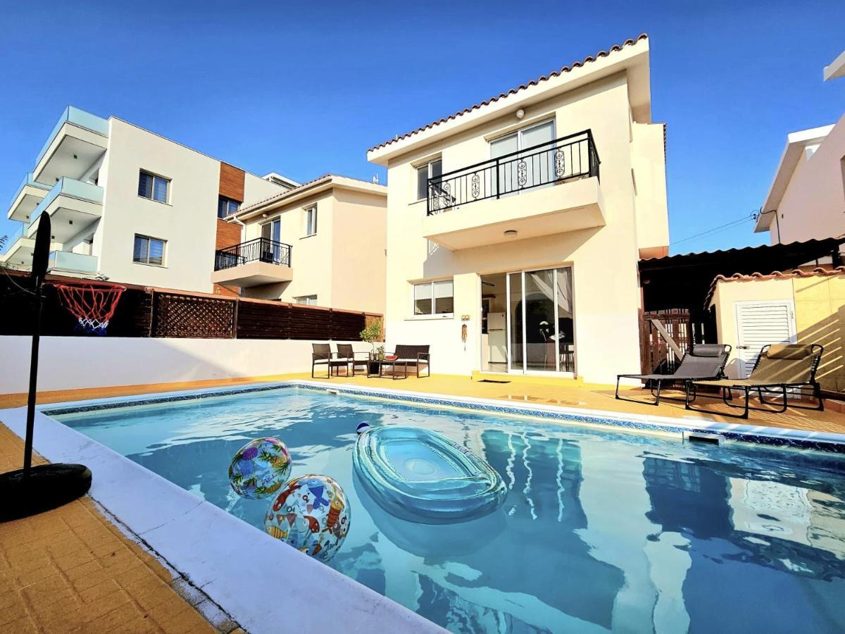 Spacious With Private Pool *