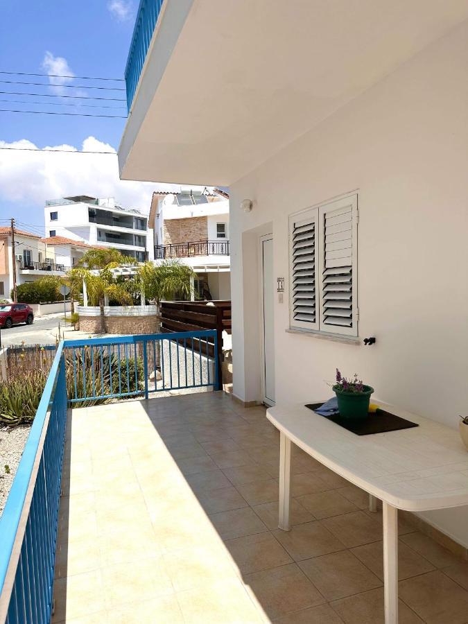 Paros Gardens, Universal *