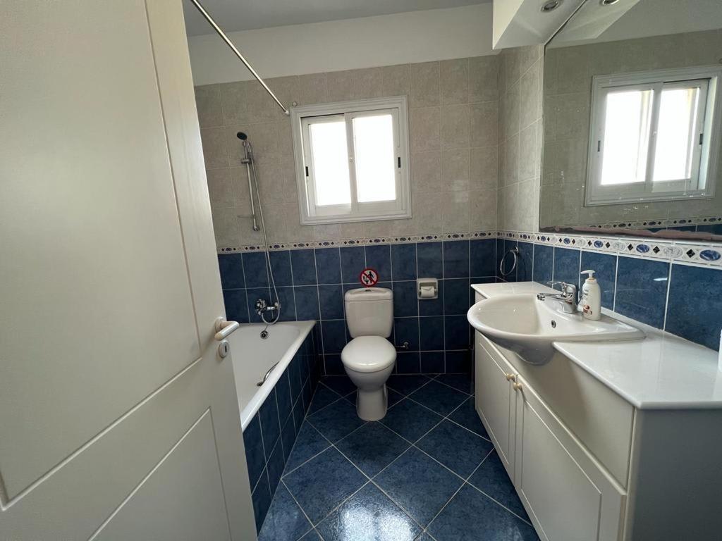 Kings Palace - Spacious 2-bed With Sea Views And Large Patio Apartment