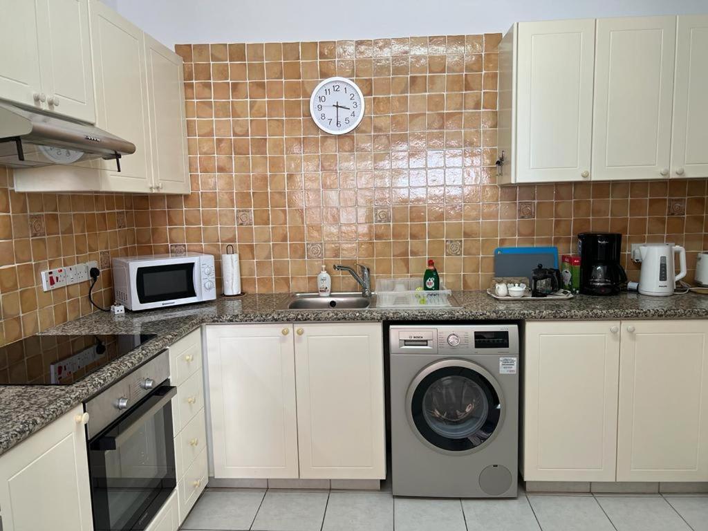 Kings Palace - Spacious 2-bed With Sea Views And Large Patio * Paphos