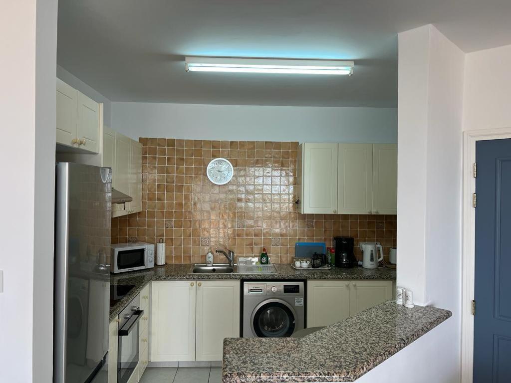 Kings Palace - Spacious 2-bed With Sea Views And Large Patio Apartment