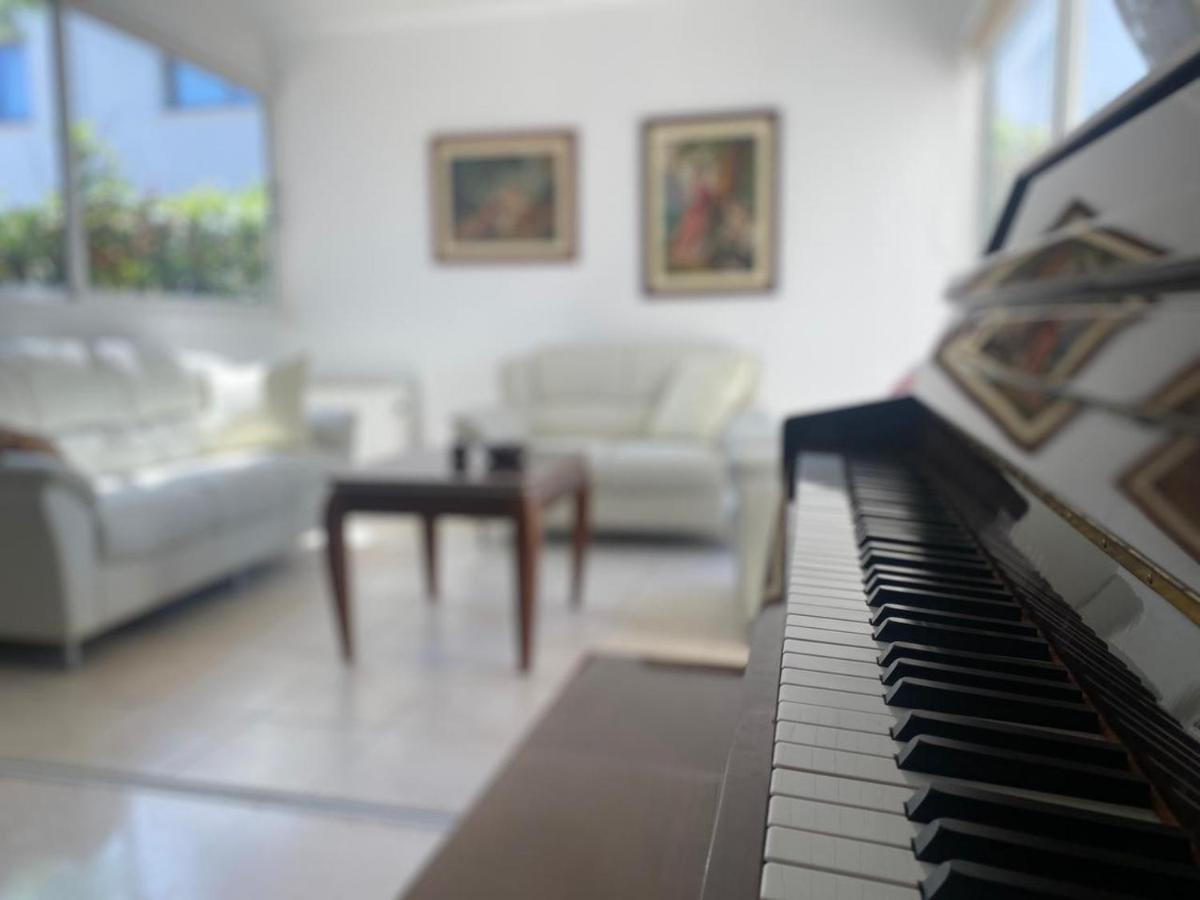 Three Bedroom With Fireplace And Piano *