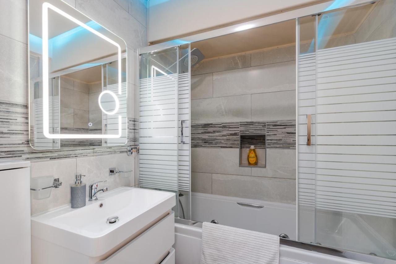 Alexis - Modern 2-bedroom With Swimming Pool Apartamento Paphos